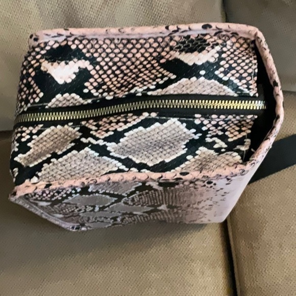 PINK FAUX SNAKESKIN LIP-COLOR ORGANIZER - Picture 7 of 11